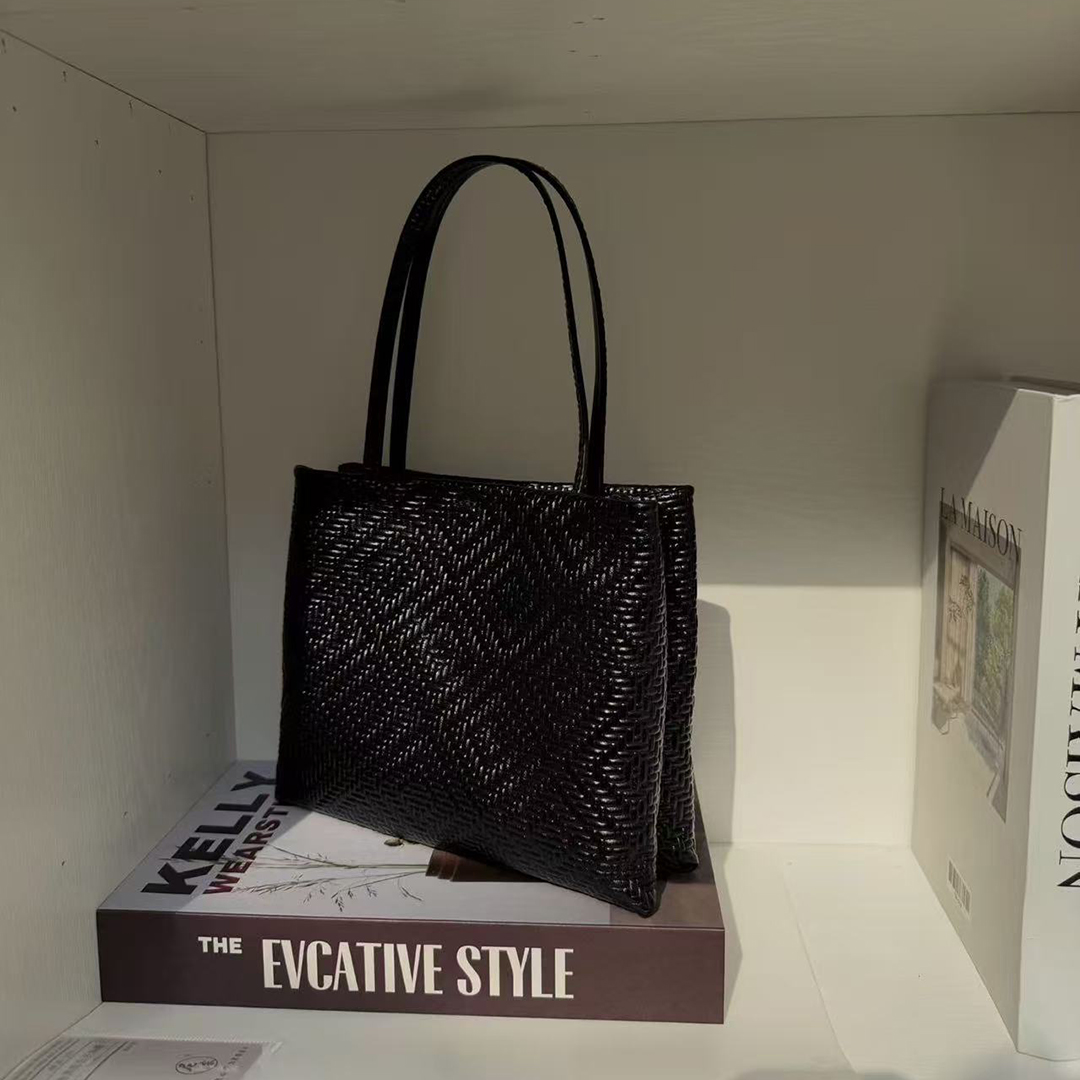 Mendy Genuine Leather Woven Pi - огляд і ціна Luxury Bags Shopping
