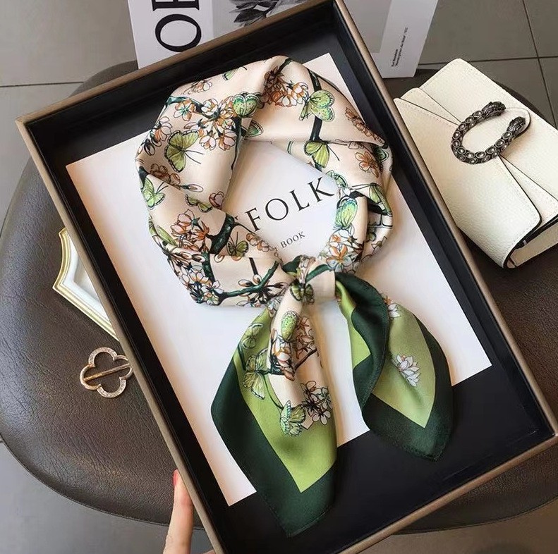 Luxury Fashion Print 70*70cm S - огляд і ціна Luxury Bags Casual